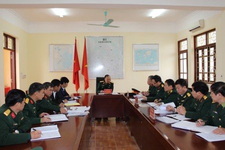 Đồng chí Thiếu tướng Ngô Văn Hùng, Phó Tư lệnh Quân khu chủ trì làm việc với Hội đồng nghĩa vụ quân sự huyện Lập Thạch.
