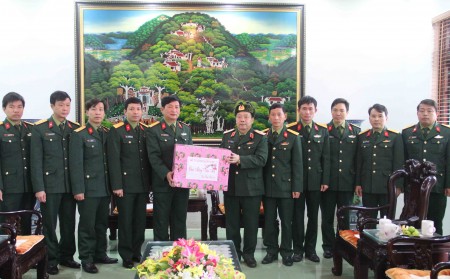 Thiếu tướng Sùng Thìn Cò tặng quà chúc Tết Lữ đoàn.