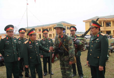 Đại tướng Đỗ Bá Tỵ kiểm tra, động viên chiến sỹ Trung đoàn 148 vui Xuân mới không quên nhiệm vụ.