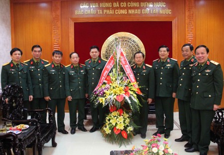 Đại tướng Đỗ Bá Tỵ tặng quà chúc tết Bộ CHQS tỉnh Phú Thọ.