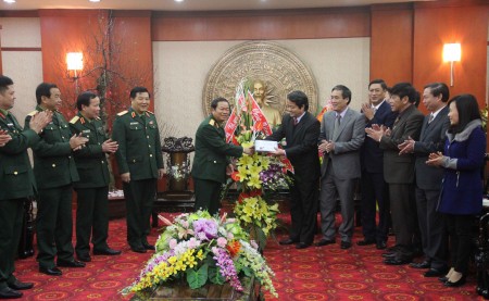 Đại tướng Đỗ Bá Tỵ trao tặng Tỉnh ủy Phú Thọ 200 triệu đồng ủng hộ “Quỹ vì người nghèo”.