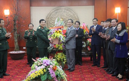 Tư lệnh Quân khu tặng hoa chúc mừng đồng chí Bùi Minh Châu.