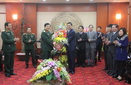 Tư lệnh Quân khu tặng hoa chúc mừng đồng chí Nguyễn Hữu Đông.