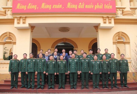 Đoàn công tác chụp ảnh lưu niệm với Bộ Tư lệnh, cán bộ các cơ quan Quân khu và lãnh đạo tỉnh Phú Thọ.