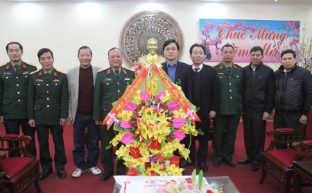  Phó Tư lệnh Quân khu chúc Tết Thị ủy, TX Phú Thọ.