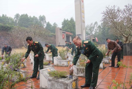 Thiếu tướng Ngô Văn Hùng, Phó Tư lệnh Quân khu cùng Đoàn công tác và chính quyền địa phương thắp hương cho các Anh hùng liệt sĩ tại nghĩa trang xã Phú Hộ.