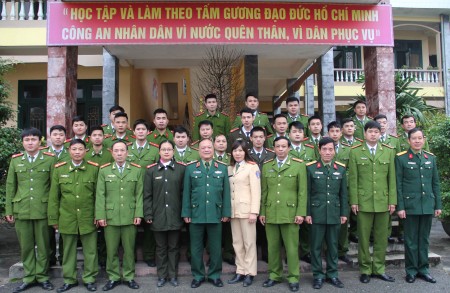 Thiếu tướng Ngô Văn Hùng, chụp ảnh lưu niệm với cán bộ, chiến sỹ Công an huyện Phù Ninh.
