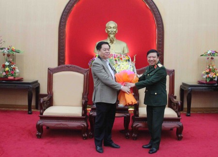 Thiếu tướng Lê Hiền Vân, Bí thư Đảng ủy, Chính ủy Quân khu tặng hoa chúc mừng đồng chí Phó Chủ nhiệm Tổng cục Chính trị.