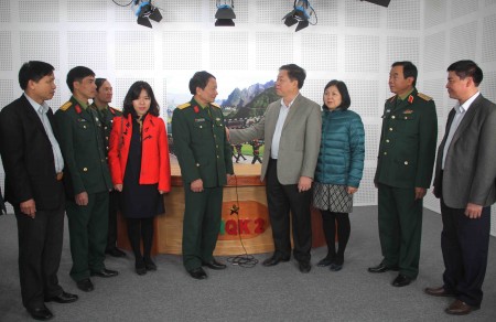 Trung tướng Nguyễn Trọng Nghĩa, Phó Chủ nhiệm TCCT nói chuyện với cán bộ, phóng viên Báo - Truyền hình Quân khu.