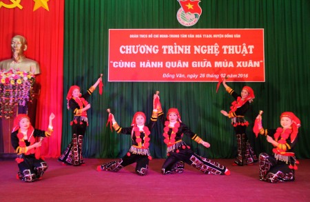 Múa “Tiếng chuông giao mùa” của Đoàn thị trấn Đồng Văn.