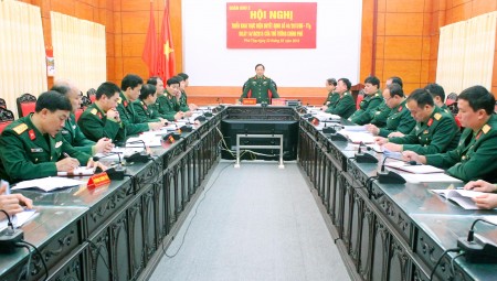 Đại tá Trịnh Văn Quyết, Ủy viên Thường vụ Đảng ủy Quân khu,  Phó Chính ủy Quân khu, Trưởng Ban chỉ đạo 24 Quân khu phát biểu chỉ đạo tại hội nghị.