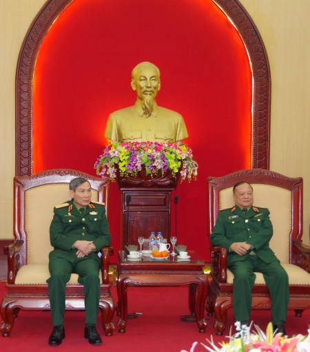 Thiếu tướng Ngô Văn Hùng, Phó Tư lệnh Quân khu tiếp lãnh đạo Tổng cục 2 (Bộ Quốc phòng).