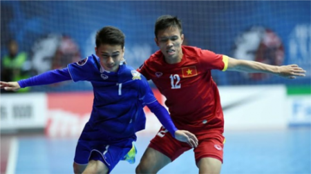 Đội tuyển futsal Việt Nam (áo đỏ) thu đậm Thái Lan trong trận đấu tranh hạng ba. Ảnh: zing.vn