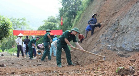 Cán bộ, chiến sỹ, tri thức trẻ Đoàn KT-QP 313 giúp dân xã Xín Mần (huyện Xín Mần) bạt núi làm đường giao thông liên thôn trong vùng dự án.