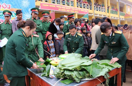 Đội Bộ CHQS tỉnh Lào Cai trong phần thi gói bánh chưng.