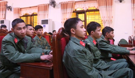 Thượng tá Nguyễn Hữu Tuất, Chỉ huy trưởng Ban CHQS huyện Phù Ninh cho biết: Trong số công dân nhập ngũ đợt này, có 2 tân binh là đảng viên, 5 tân binh đã có trình độ cao đẳng và đại học, 100% nam thanh niên viết đơn tình nguyện xin nhập ngũ.