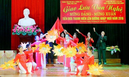 Tiết mục hát múa “Việt Nam ơi mùa xuân đến rồi” của CLB vui khỏe thị trấn Phong Châu.