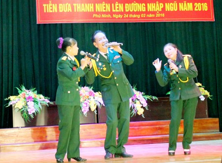Hội Cựu chiến binh huyện cũng đã đóng góp cho đêm văn nghệ nhiều tiết mục vui nhộn.