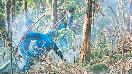 Các lực lượng tham gia chữa cháy rừng ở xã Nà Tấu, huyện Điện Biên (Điện Biên).