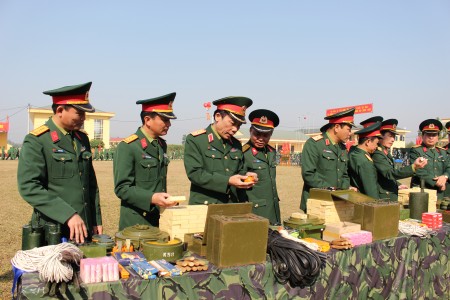 Thiếu tướng Lê Xuân Duy, Phó Tư lệnh Quân khu (thứ 3 bên trái sang) kiểm tra sáng kiến cải tiến mô hình học cụ huấn luyện.