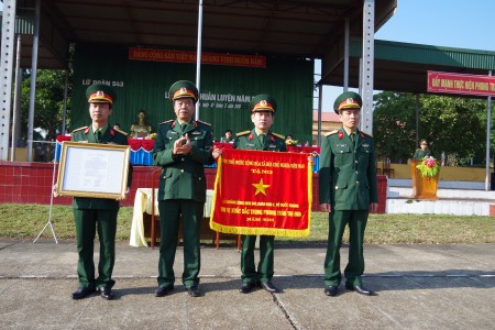 Được sự ủy quyền của Thủ trưởng Bộ Tư lệnh QK, Thiếu tướng Hoàng Hữu Thế trao cờ thi đua của Thủ tướng Chính phủ cho Lữ đoàn.