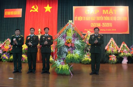 Trung tướng Dương Đức Hòa, thay mặt Đảng ủy, BTL Quân khu tặng hoa chúc mừng.