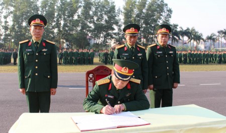 Lãnh đạo Trường Quân sự ký chứng nhận giao ước thi đua của các cơ quan, đơn vị.