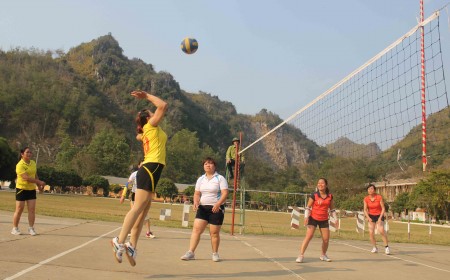 Thi đấu giao hữu bóng chuyền giữ phụ nữ Bộ CHQS tỉnh và nữ giáo viên Trường THCS Quyết Thắng, thành phố Sơn La.