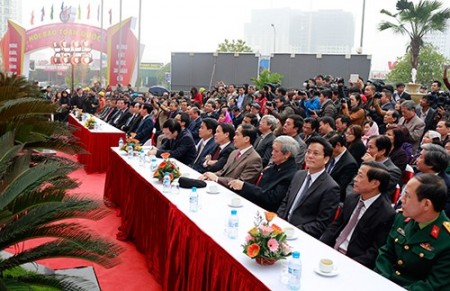 Các đại biểu tới dự buổi lễ khai mạc Hội Báo toàn quốc 2016. 