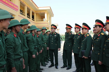 Các đại biểu thăm, động viên chiến sỹ mới Trung đoàn 148.