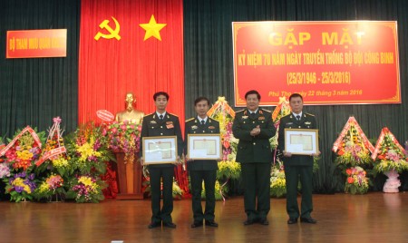 Tư lệnh QK tặng Bằng khen cho các tập thể có thành tích trong hội thao công binh toàn quân năm 2016.