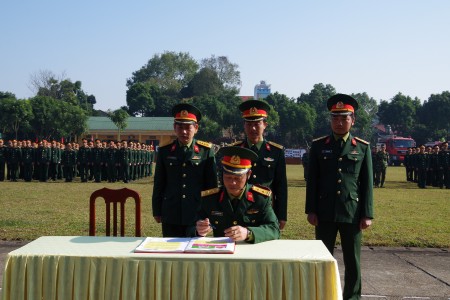 Các cơ quan, đơn vị trong Lữ đoàn ký giao ước thi đua.