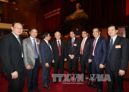 Tổng Bí thư Nguyễn Phú Trọng với các đại biểu dự Hội nghị. Ảnh: TTXVN. 
