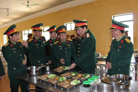 Đồng chí Phó Tư lệnh Lê Xuân Duy kiểm tra nơi ăn, ở của bộ đội.