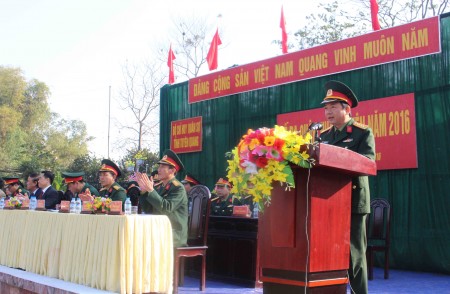 Đại tá Trịnh Văn Quyết, Ủy viên Ban Thường vụ Đảng ủy Phó Chính ủy Quân khu phát biểu chỉ đạo tại buổi lễ.
