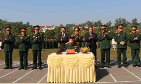 Đồng chí Phó Chính ủy Quân khu chứng kiến các đơn vị ký kết giao ước thi đua.