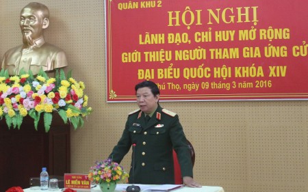 Thiếu tướng Lê Hiền Vân, Bí Thư Đảng ủy, Chính ủy Quân khu phát biểu tại hội nghị.