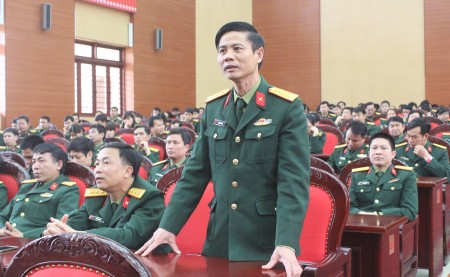 Cử tri Phạm Văn Hùng đóng góp ý kiến cho đại biểu được giới thiệu ứng cử Đại biểu Quốc hội khóa XIV.