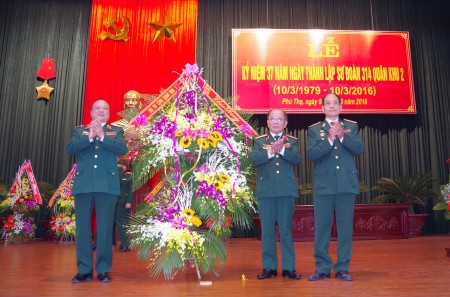 Thiếu tướng Ngô Văn Hùng, Phó Tư lệnh Quân khu, thay mặt thủ trưởng BTL Quân khu tặng lẵng hoa chúc mừng.