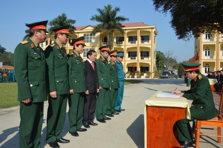 Lãnh đạo, chỉ huy Bộ CHQS tỉnh chứng kiến các cơ quan, đơn vị ký giao ước thi đua.
