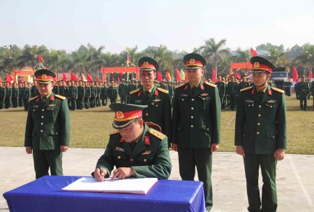 Lãnh đạo, chỉ huy Lữ đoàn chứng kiến các cơ quan, đơn vị ký giao ước thi đua.