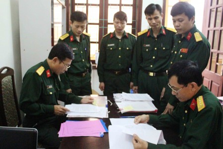 Cán bộ Cục Chính trị Quân khu 2 kiểm tra kế hoạch giao chỉ tiêu phát triển Đảng trong DQTV cho các xã, phường của Ban CHQS thành phố Hà Giang năm 2016.