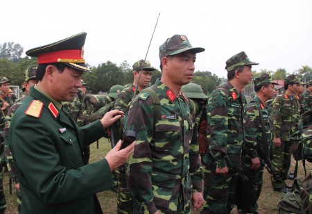Thủ trưởng Bộ Tham mưu Quân khu kiểm tra vật chất trang bị chuẩn bị hành quân cơ động của bộ đội Bộ CHQS tỉnh Tuyen Quang.