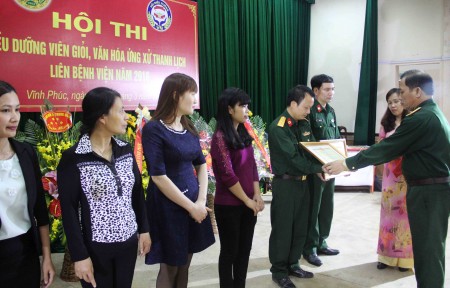 Đại tá Đỗ Xuân Trường, Giám đốc Bệnh viện 109 trao giải Nhất, Nhì, Ba cho các tập thể.