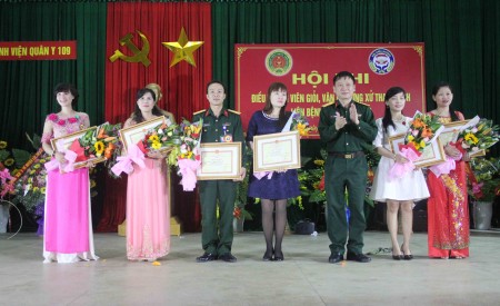 Thượng tá Phạm Minh Phú, Bí thư Đảng ủy, Chính ủy Bệnh viện 109 trao giải Nhất, Nhì, Ba cho các cá nhân.
