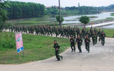 Cán bộ, chiến sỹ Lữ đoàn thực hành chạy CISM quanh đơn vị.