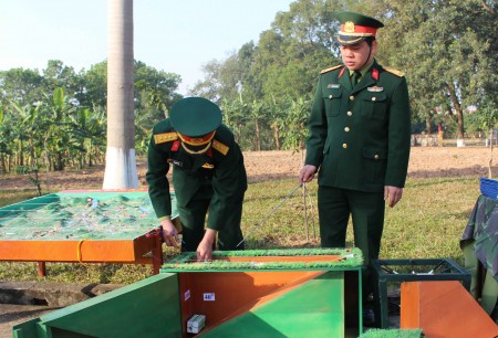 Thiếu tá Nguyễn Kim Khánh giới thiệu về mô hình phóng nổ xa.