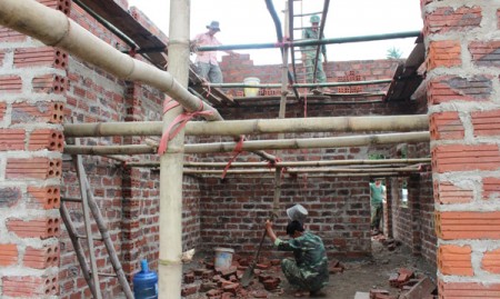 Chiến sỹ Lữ đoàn BB82, giúp người dân bản Noong Ứn 2, xã Thanh An, huyện Điện Biên làm nhà. Ảnh: Đỗ Quyên