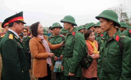 Đại tá Phạm Đức Duyên, Phó Chủ nhiệm Chính trị Quân khu và lãnh đạo tỉnh Yên Bái động viên thanh niên huyện Văn Yên lên đường bảo vệ Tổ quốc.