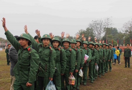 Thanh niên huyện Văn Yên hân hoan lên đường nhập ngũ.